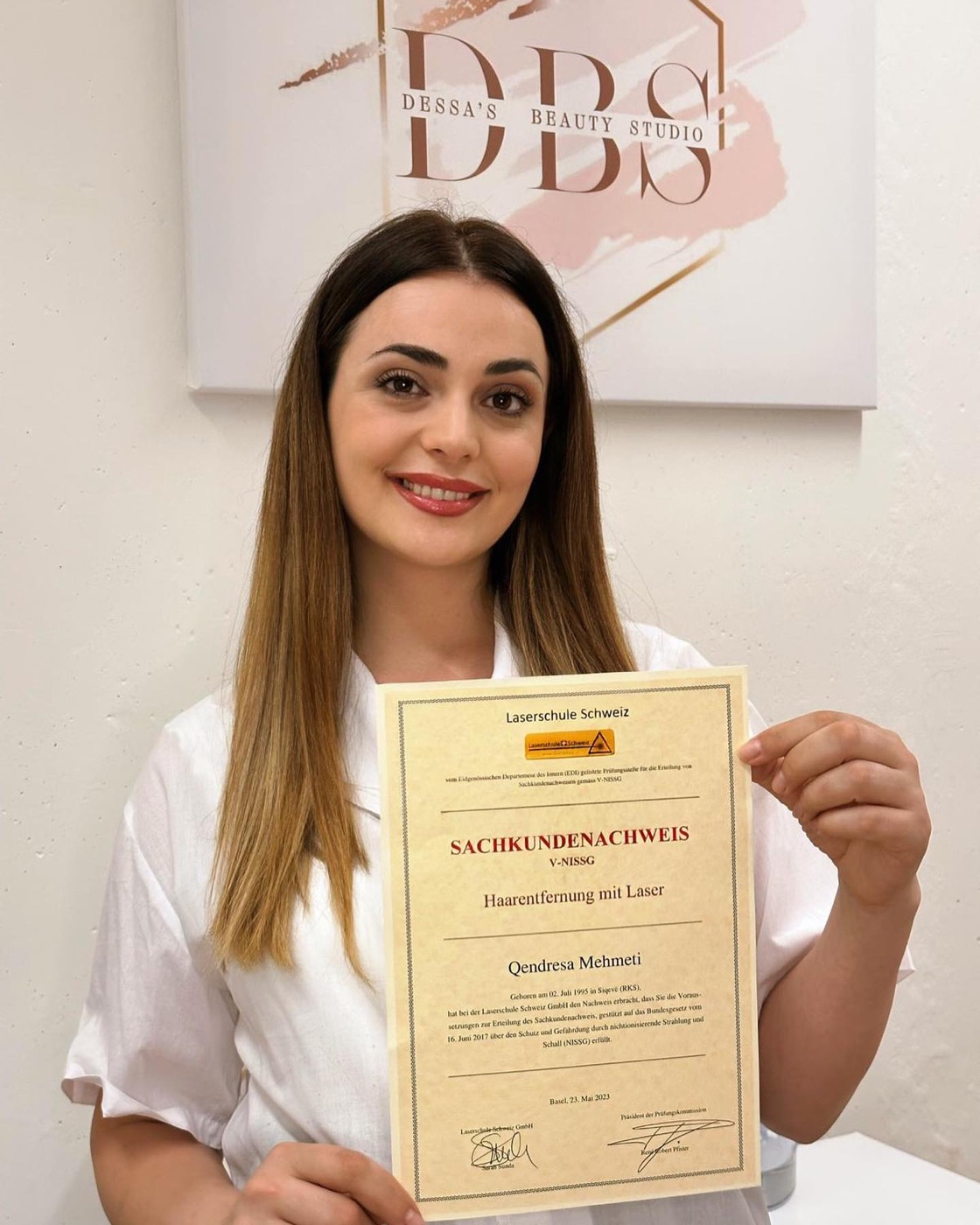 Dessa Mehmeti mit ihrem Sachkundenachweis für Haarentfernung mit Laser